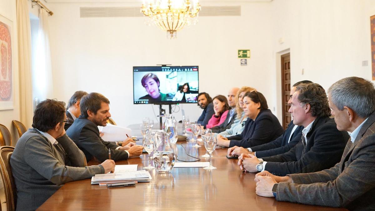 El ministro de Cultura, Ernest Urtasun, ha convocado a representantes de las principales asociaciones de productores, distribuidores y exhibidores.