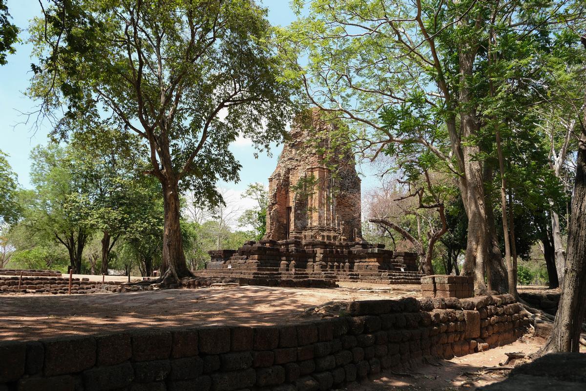 Ruinas del antiguo Parque Histórico de Prang Si Thep