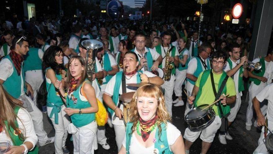 Rompe aguas la peñista Vicky Pina al ritmo de la banda tributo &quot;Platero y tú&quot;