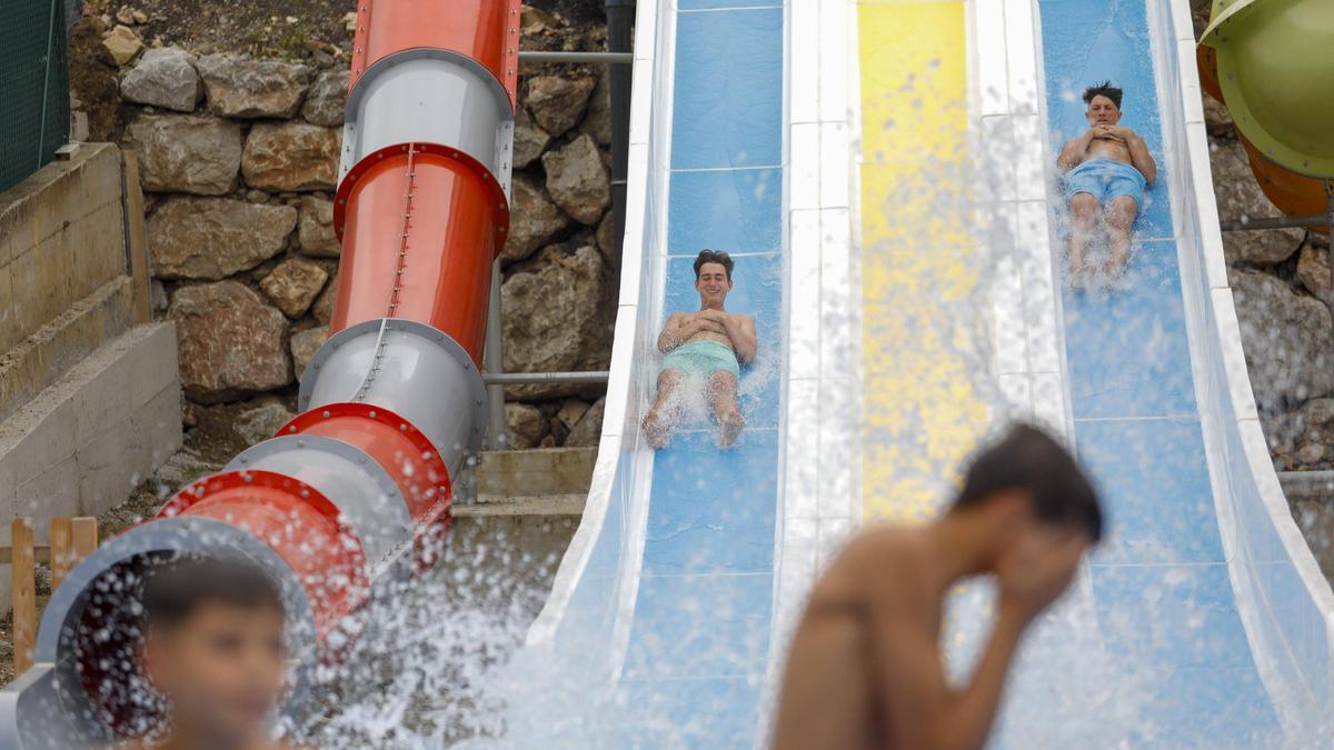 Usuarios del parque acuático durante el verano del año pasado.