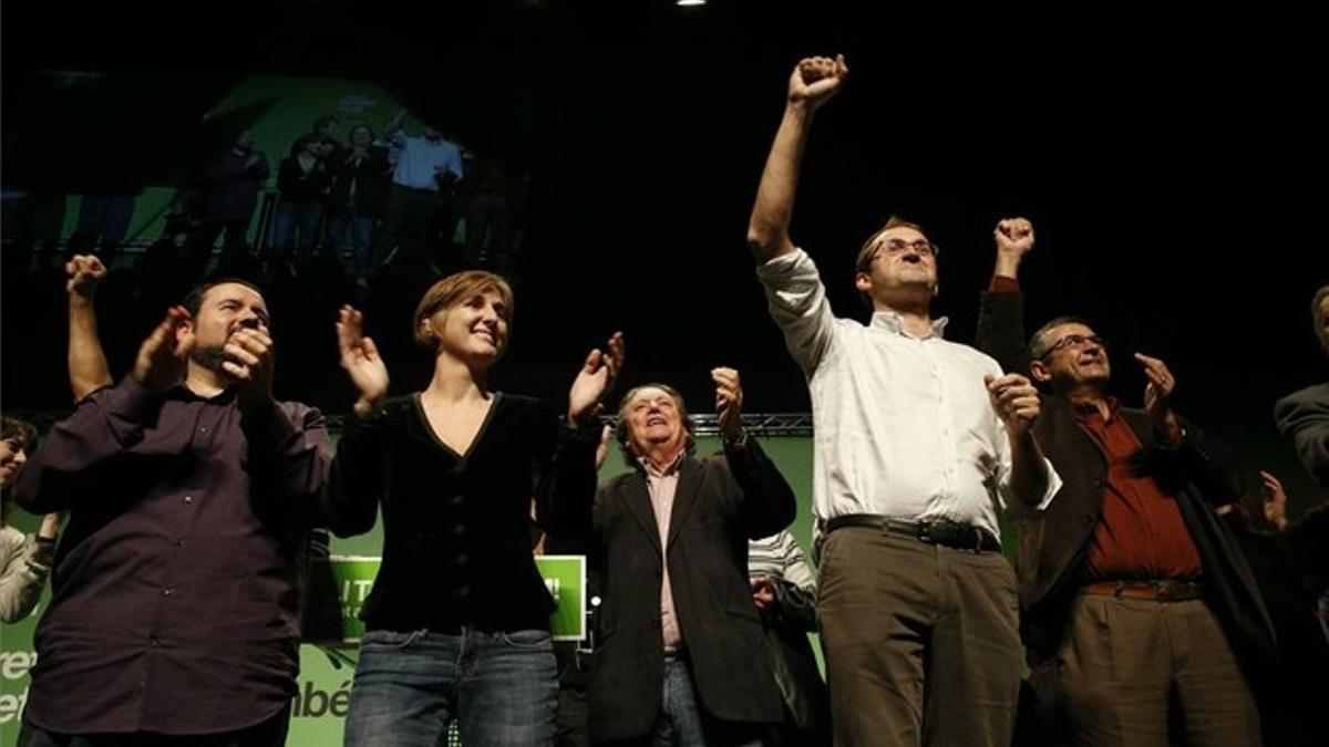 Herrera y los integrantes de su candidatura saludan al público al final del mitin en Terrassa.