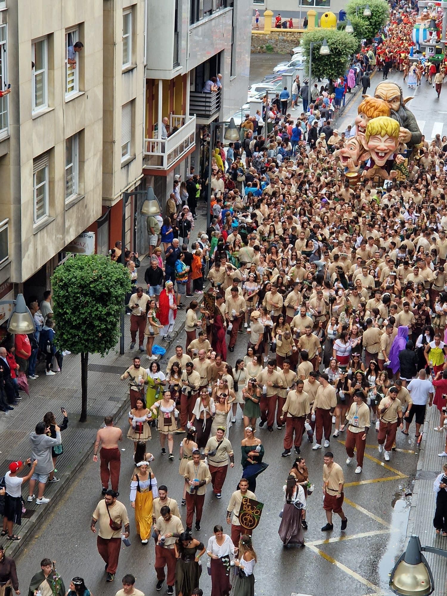 Así está siendo el Descenso Folklórico del Nalón, con 7.000 navegantes