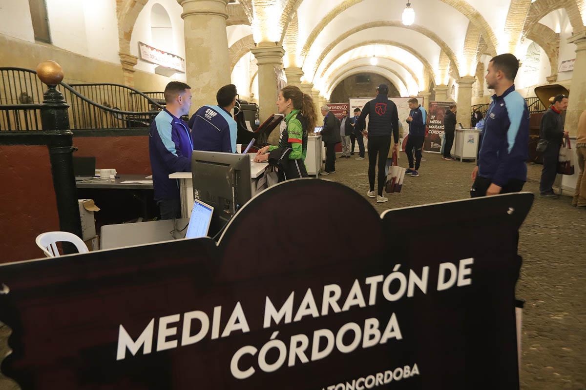 Media Maratón de Córdoba 2023 : la recogida de dorsales en Caballerizas, en imágenes