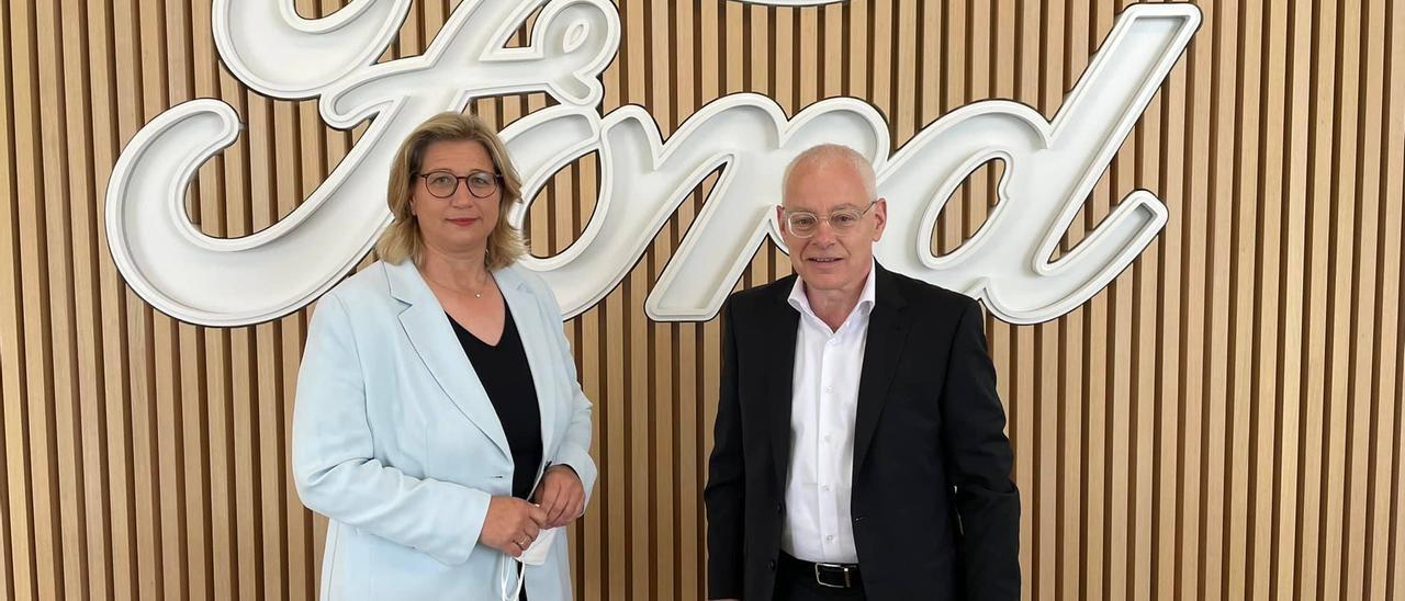 Anke Rehlinger, primera ministra del Sarre, junto al responsable de Economía Jürgen Barke, en la sede de Ford en Dearborn