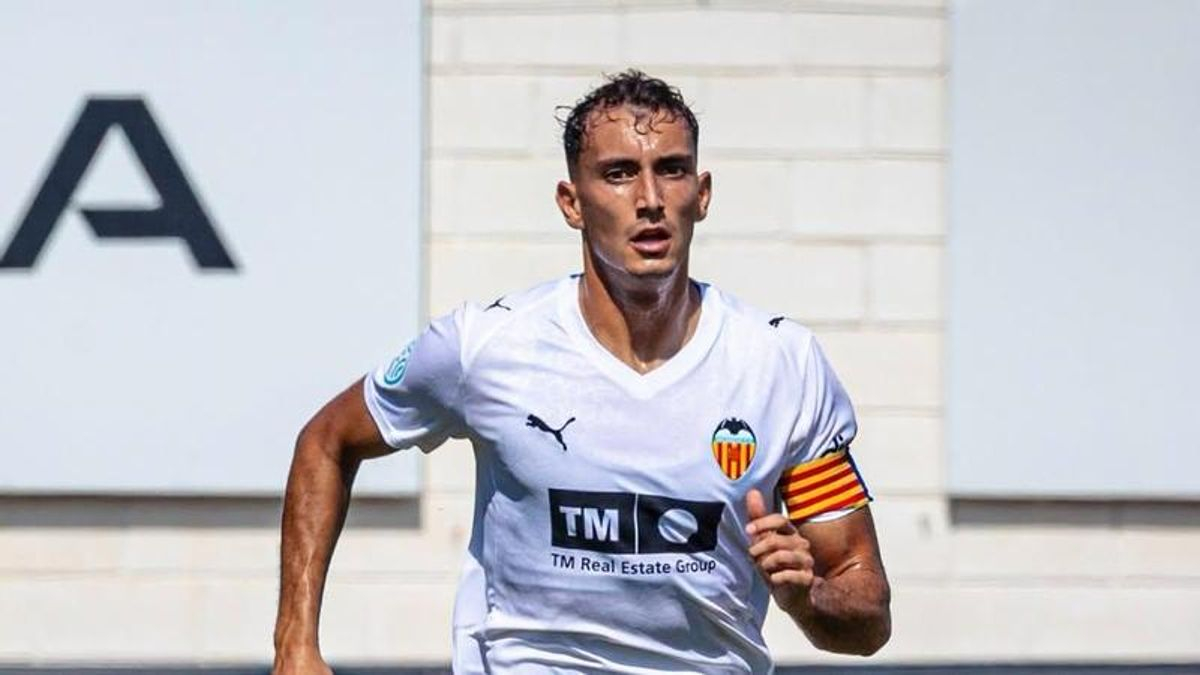 Rubo Iranzo, con el brazalete de capitán en el filial valencianista
