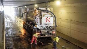 Un camión cuba limpiando el túnel para acceder a la Zona Franca que había quedado inundado