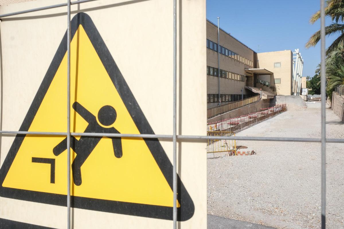 Carteles anuncian unas obras que no existen en el Hospital General Universitario de Elche