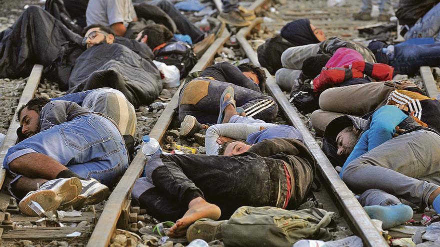Refugiados durmiendo sobre las vías del ferrocarril cerca de la frontera de Grecia con Macedonia. // Reuters