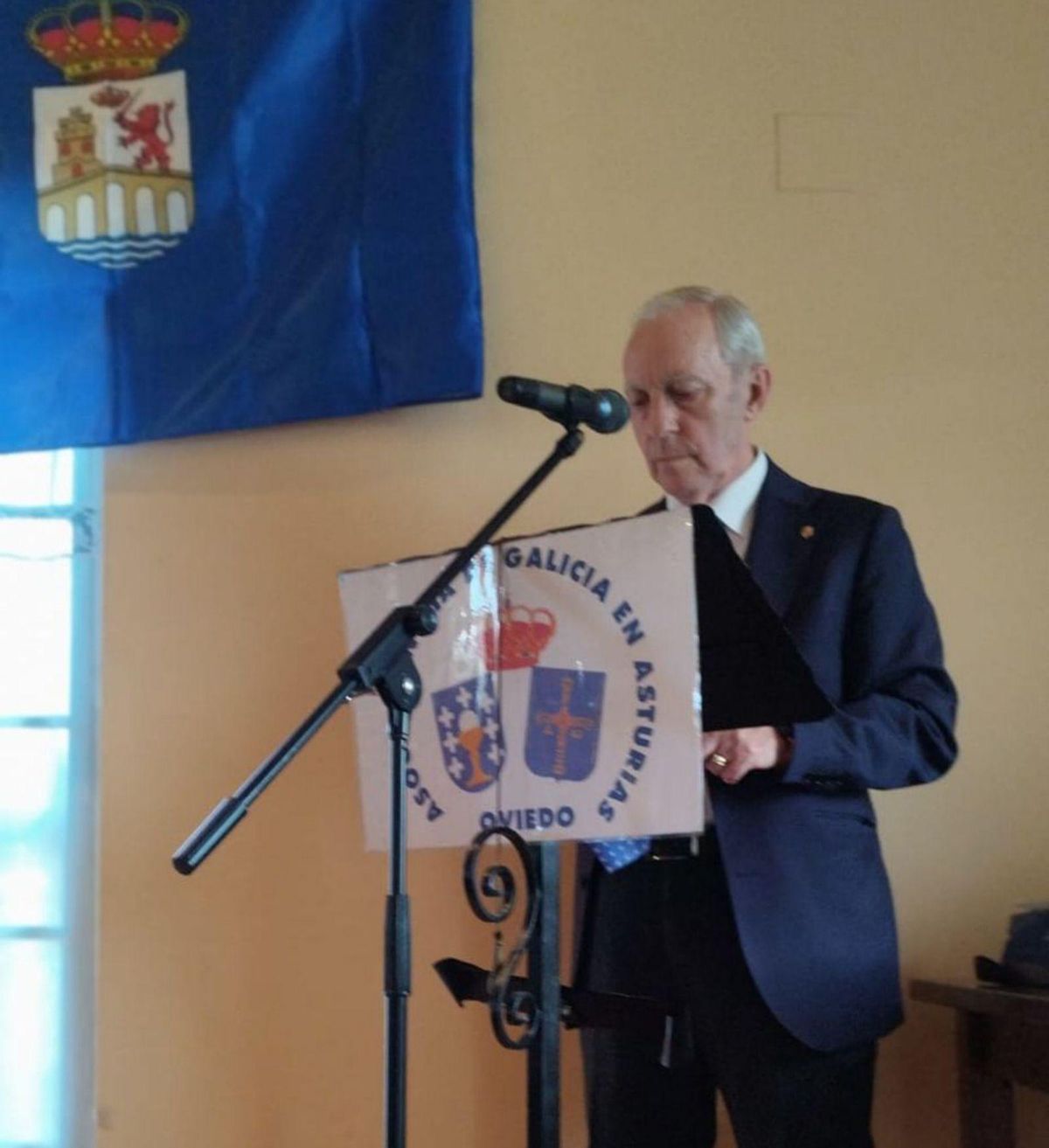 De arriba abajo, Manuel Fernández Quevedo, durante la glosa de los dos homenajeados; una de las mesas ocupadas por los asistentes al acto celebrado ayer en Colloto; y, por la izquierda, Alfredo Canteli, Manuel Fernández Quevedo y Carlos Paniceres. | JUAN PLAZA