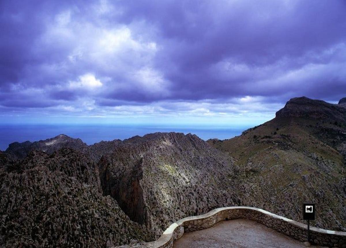 Mirador en la Sierra de Tramontana, en Mallorca (España).