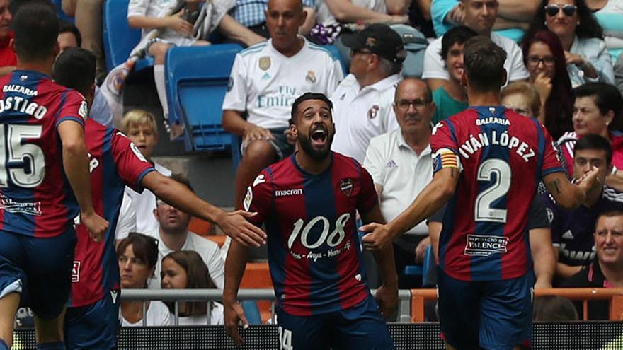 Ivi, celebrando el gol del Levante junto a sus compañeros.