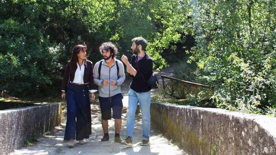 González Costa y miembros de Limiar Teatro, en la Ponte do Demo.