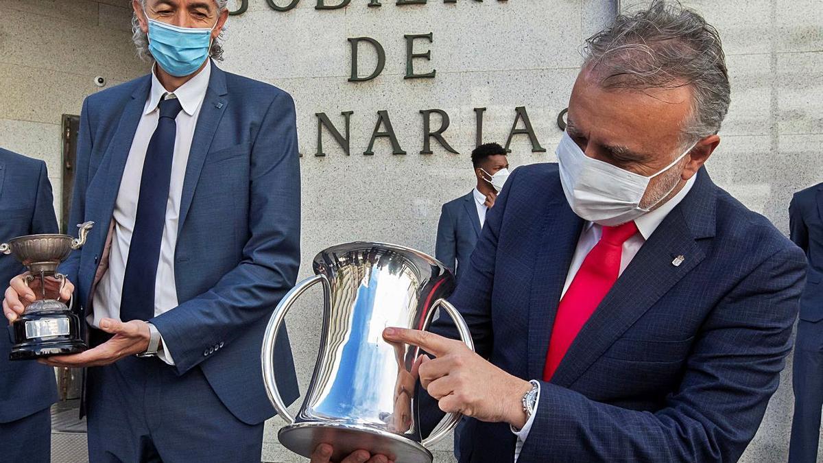 Ángel Víctor Torres observa el trofeo ante la mirada de Paco Sánchez Jover, vicepresidente del Guaguas. | | QUIQUE CURBELO/EFE