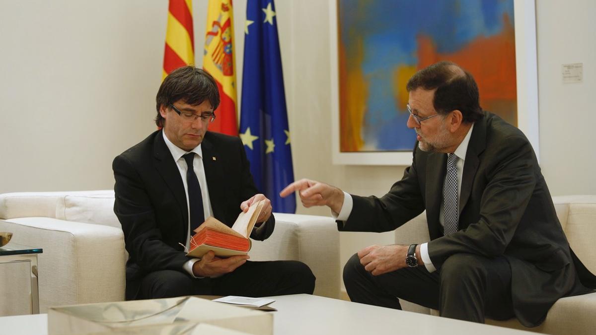 Puigdemont y Rajoy, en la Moncloa, en abril del 2016.