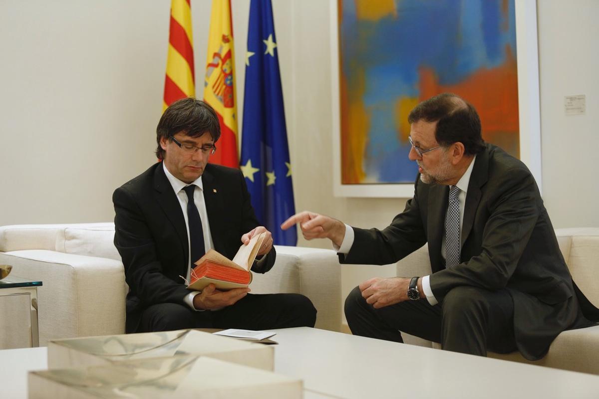 Puigdemont y Rajoy, en la Moncloa, en abril del 2016.