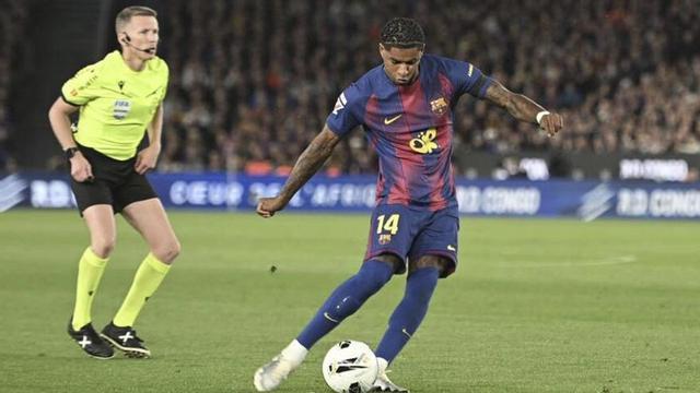 Marcus Rashford executa la falta que va suposar l’1-0 en el clàssic del Camp Nou. | JORDI COTRINA
