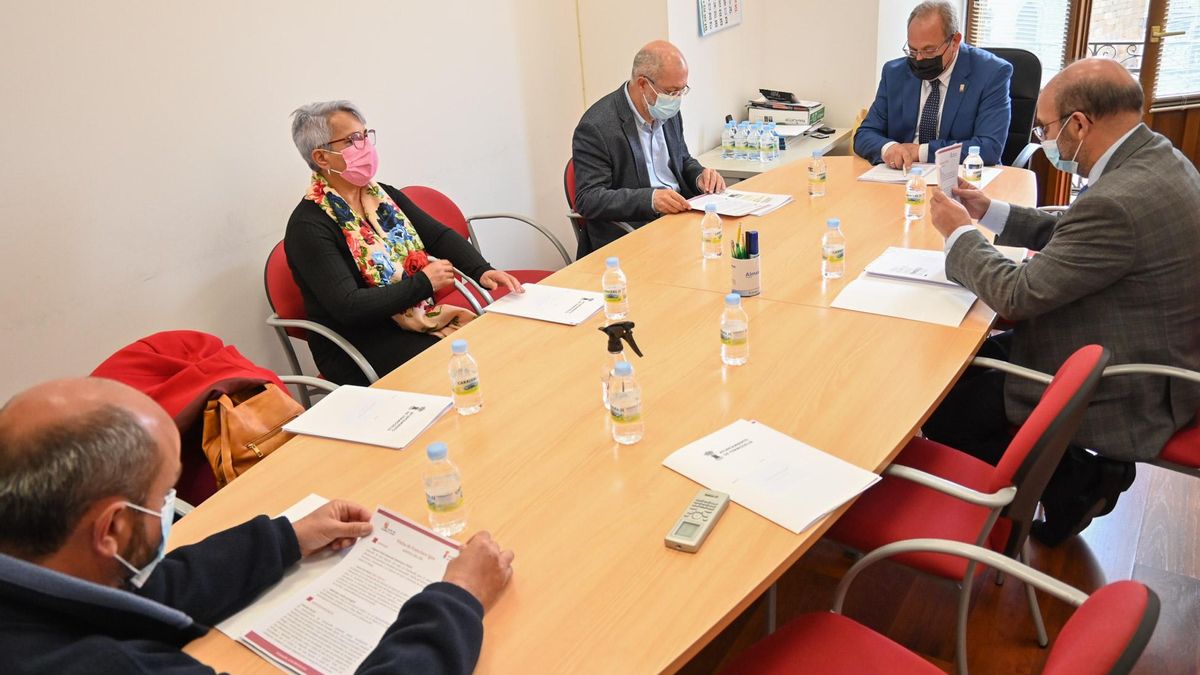 Mesa de trabajo en Fermoselle, con la participación de Francisco Igea.