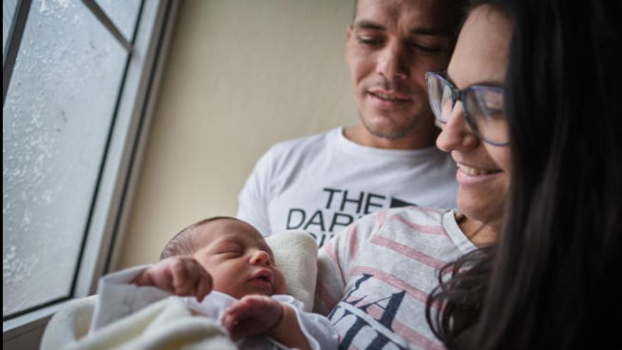 Yadi Herrera e Iván Carballo, con su hijo Yarey Sevensuy, nacido el pasado 9 de abril; residentes en San Miguel de Abona, al Sur de Tenerife.
