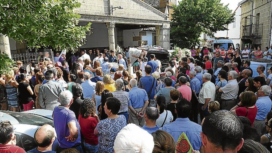 Multitudinario adiós a la niña en Ahigal