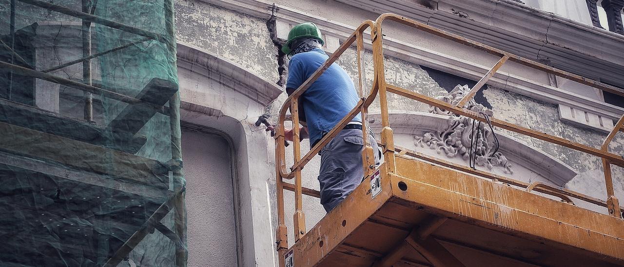 Un obrero trabaja en una fachada.