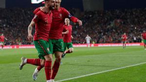 Bruno Fernandes celebra uno de sus dos goles junto a Cristiano.