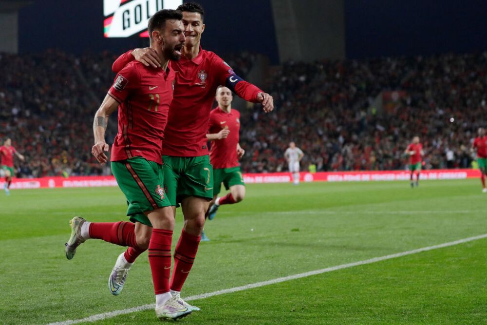 Bruno Fernandes celebra uno de sus dos goles junto a Cristiano.