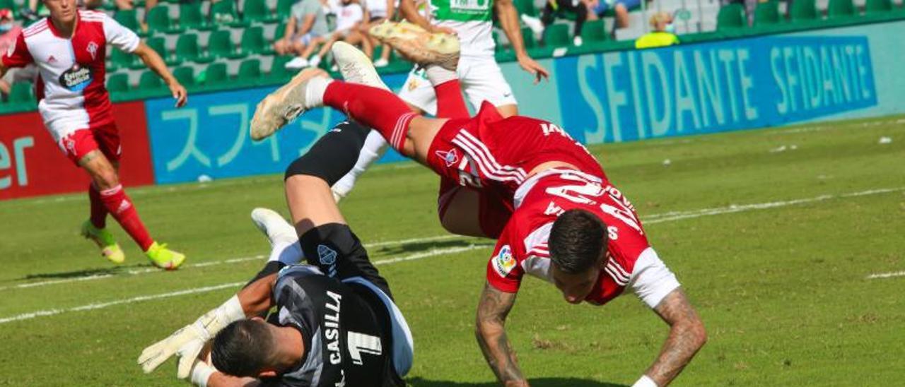 Kiko Casilla arrebata la pelota a Santi Mina en una de las escasas acciones ofensivas del Celta durante el partido disputado ayer contra el Elche en el Martinez Valero. // LOF