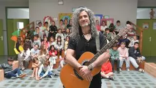 El profesor que convirtió el colegio de Caión en su particular ‘School of Rock’: “Aquí temos un coro propio dende hai dez anos”
