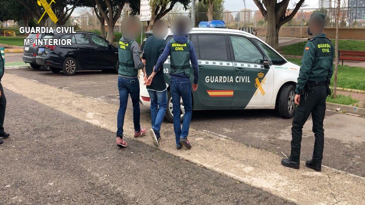 La Guardia Civil destapan una red que ganó dos millones de euros con estafas por internet.