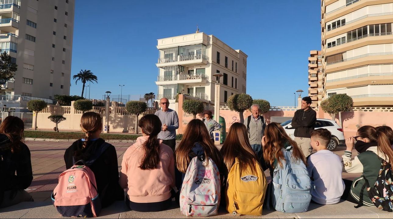 Restos de suciedad en la playa Carrer la Mar de El Campello