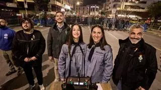 La espectacular mascletà nocturna en Gandia llena la explanada de la estación