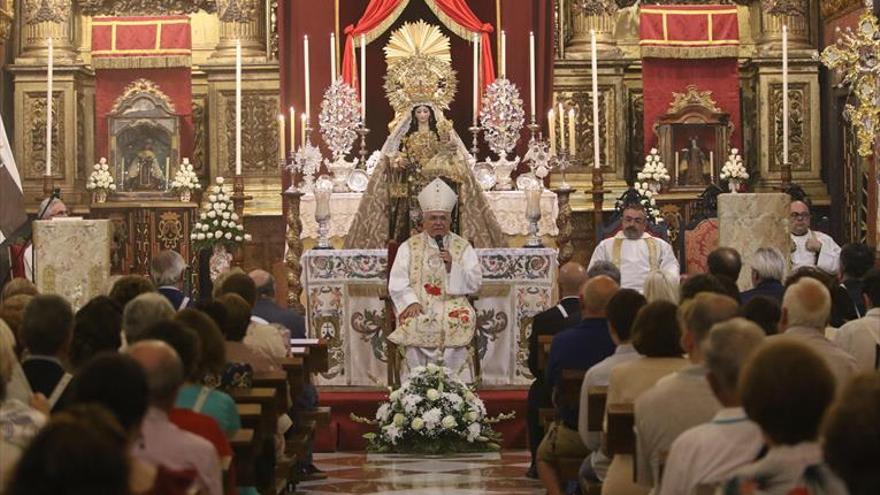 El obispo bendice los estrenos de la Virgen del Carmen de San Cayetano