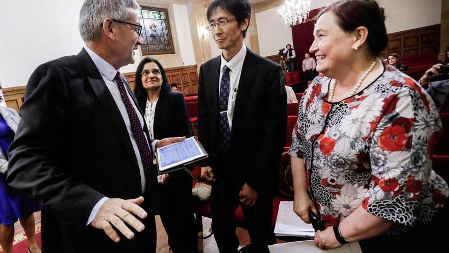 El Rector saluda a los científicos.