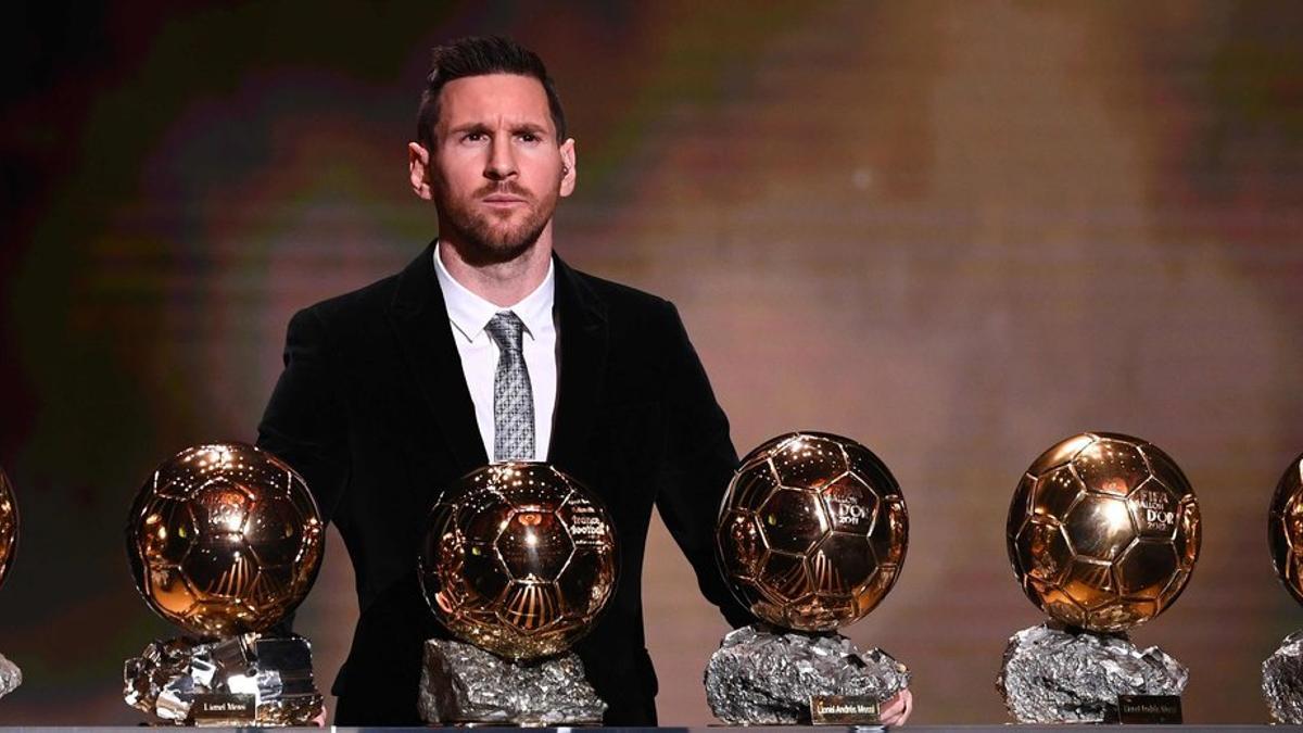 El delantero argentino de Barcelona, Lionel Messi, reacciona después de ganar el trofeo de Balón de Oro Francia Fútbol 2019 en el Teatro Chatelet de París.