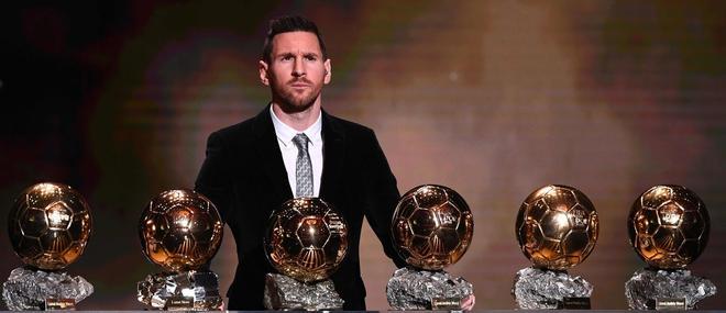 El delantero argentino de Barcelona, Lionel Messi, reacciona después de ganar el trofeo de Balón de Oro Francia Fútbol 2019 en el Teatro Chatelet de París.