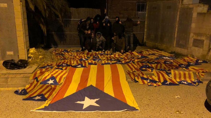 Fan pintades i arrenquen estelades de Verges