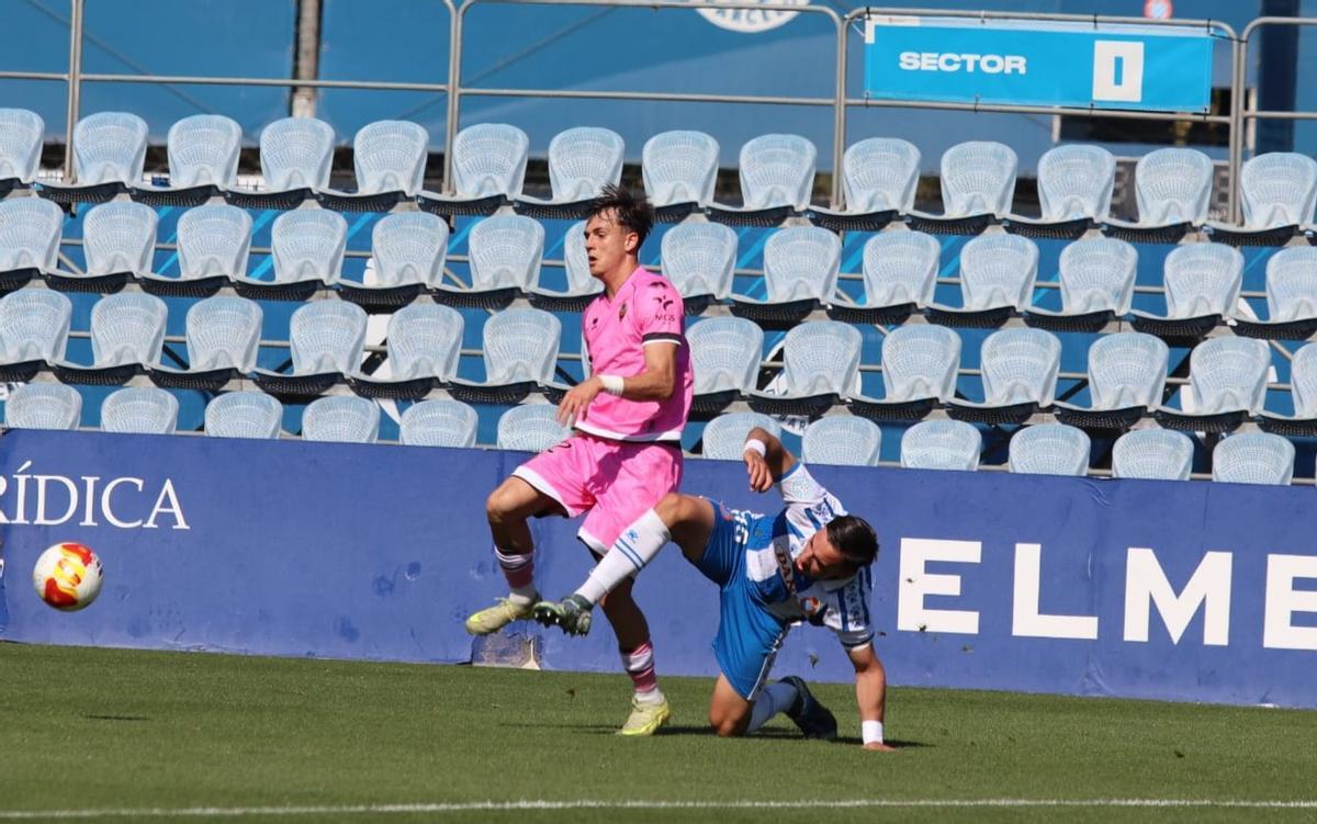 Isi Angulo, que hizo un gran partido, no pudo acabar el partido por lesión.