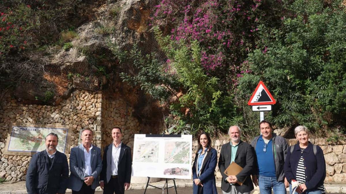 Las autoridades insulares y municipales posan junto al talud que debe reforzarse.