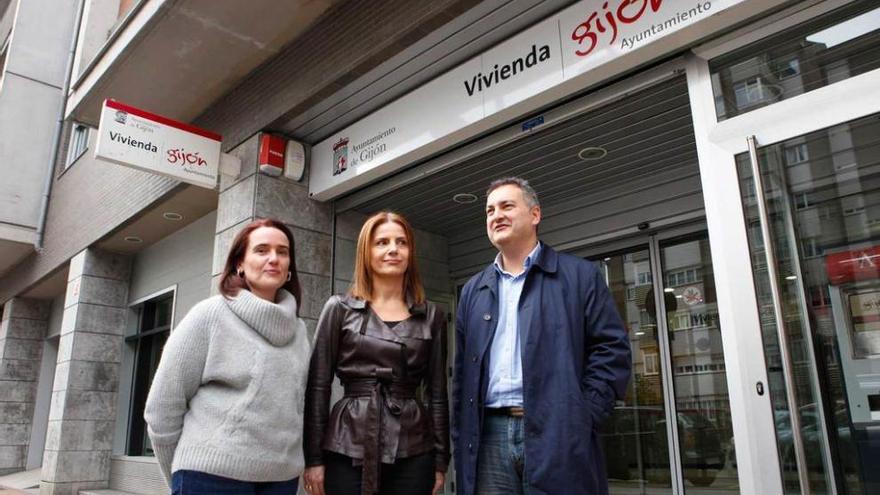 Elena Sevilla, Eva Illán y Fermín Bravo, ayer, ante la sede de Vivienda en Gijón.