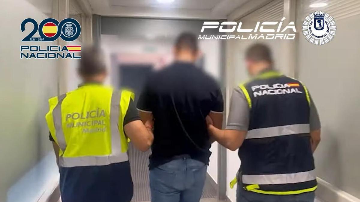 Momento en el que el fugitivo es apresado en el Complejo Policial de Canillas, Madrid.