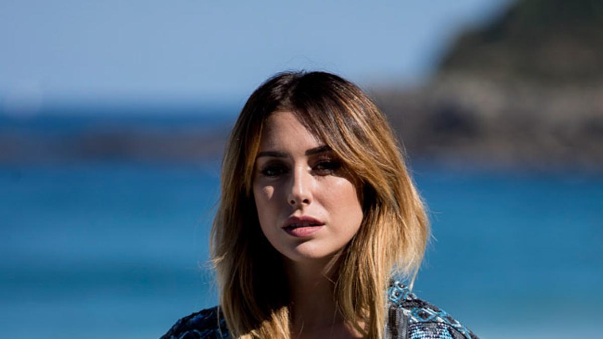 Blanca Suárez en San Sebastián: lentejuelas de día y escotazo de noche