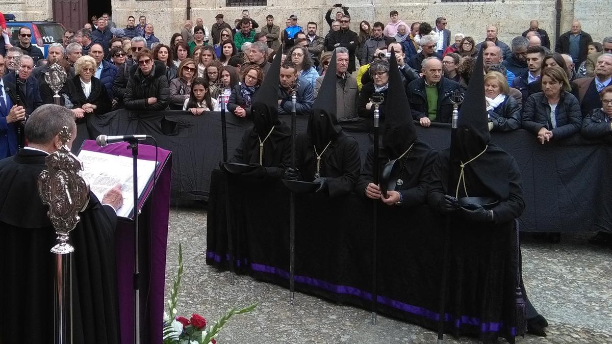 Bendición de los conqueros en el atrio de la iglesia de Santa María de Roncesvalles y Santa Catalina