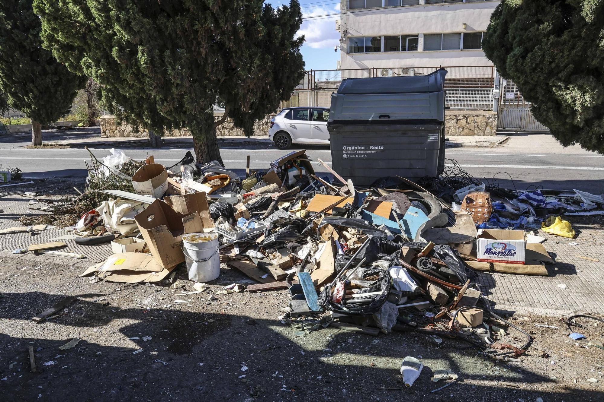El barrio del Cementerio, lleno de desperdicios a una semana de Todos los Santos