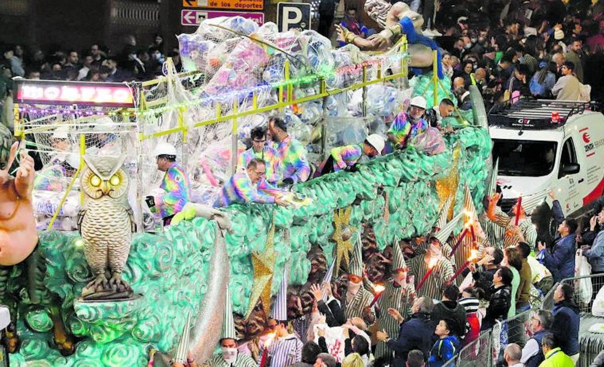 Sardineros reparten juguetes al público durante el pasado desfile del Entierro de la Sardina, en abril de 2022. | JUAN CARLOS CAVAL