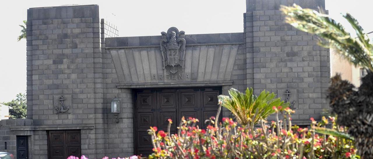 Escudo con el águila franquista en la entrada de la Base Naval de Las Palmas.