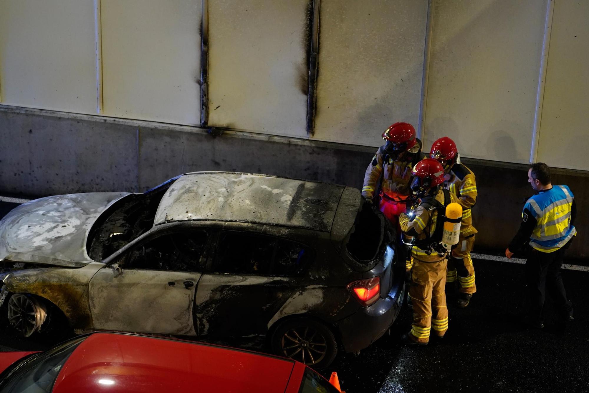 Retenciones al cortar al tráfico el túnel de Sol y Mar en Perillo por el incendio de un vehículo