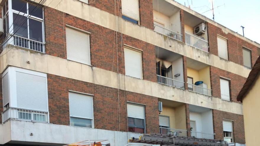 Un incendio calcina parte de una vivienda en Catral