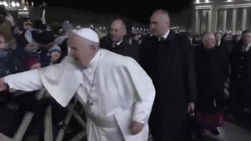 El momento del agarrón sufrido por el Papa.