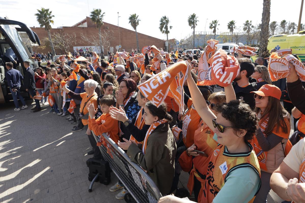 La afición taronja arropa a las jugadoras del Valencia Basket antes de la final.