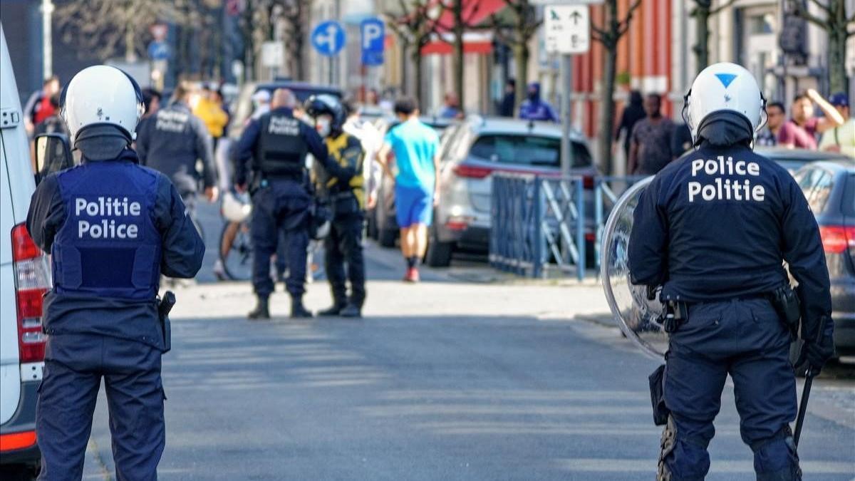 Agentes antidisturbios en el barrio belga de Anderlecht, donde se han producido las protestas